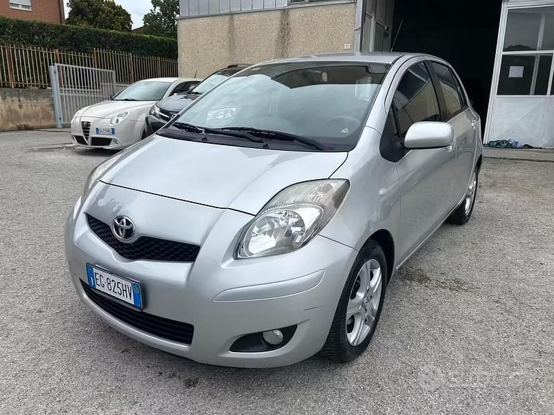Usata Toyota Yaris Sol 90 CV (66 kW) 2011 Grigio Utilitaria