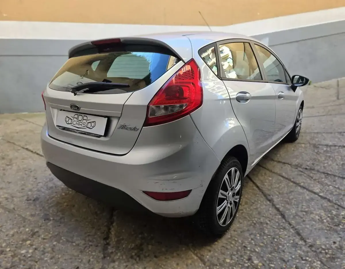 Usata Ford Fiesta 97 CV (71 kW) 2010 Grigio Berlina