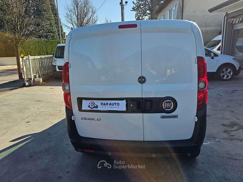 Usata Fiat Doblò Lounge 105 CV (77 kW) 2021 Bianco pastello Monovolume