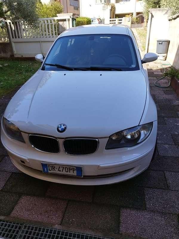 Usata BMW 116 122 CV (89 kW) 2008 Bianco Utilitaria