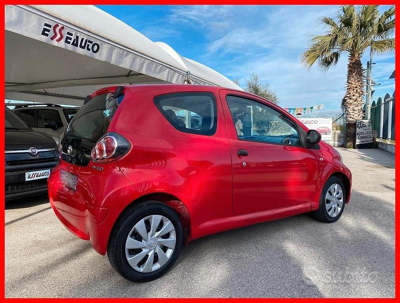Usata Toyota Aygo Connect Style 68 CV (50 kW) 2012 Rosso Utilitaria