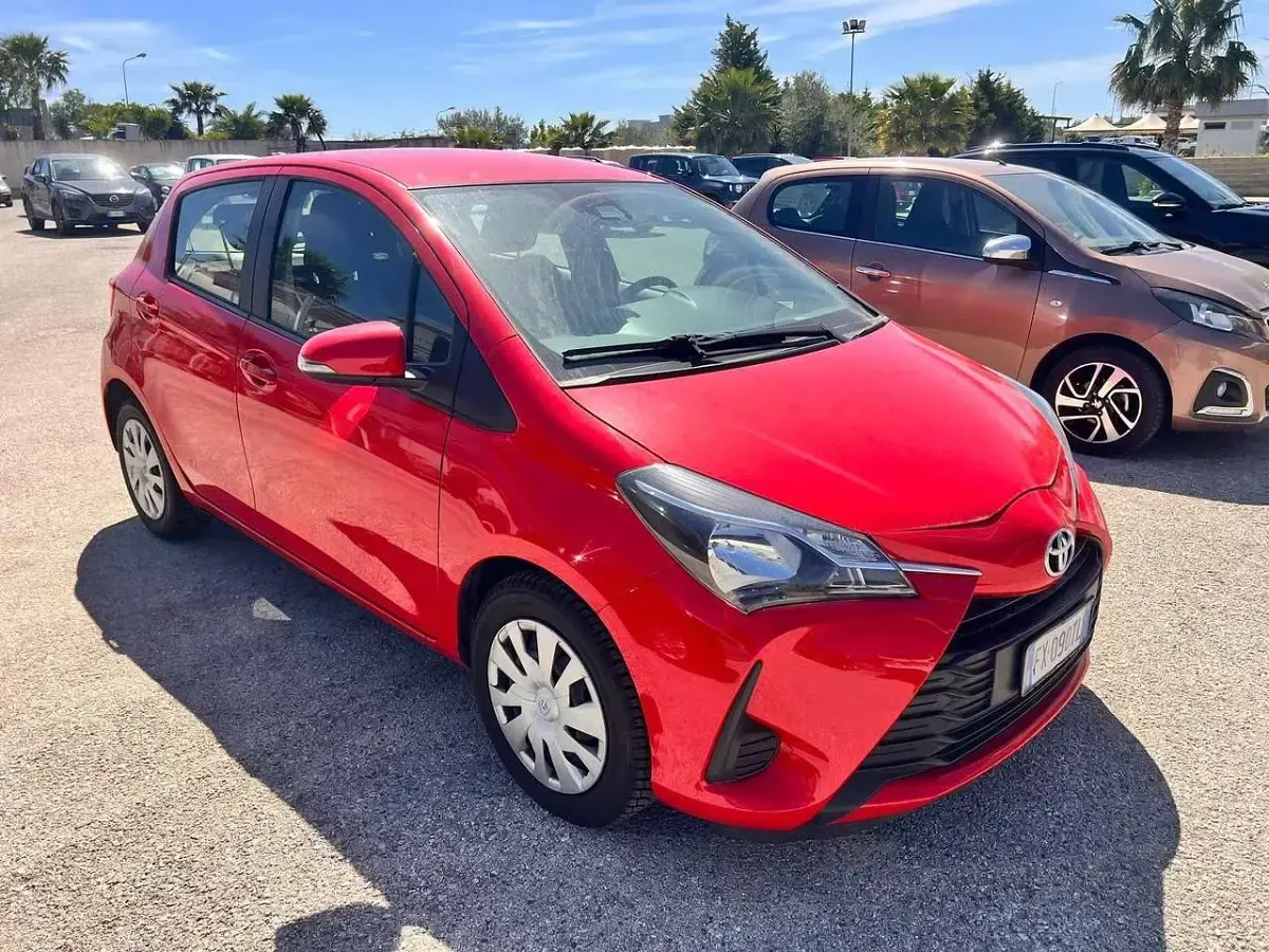 Usata Toyota Yaris Lounge 72 CV (52 kW) 2019 Rosso Berlina