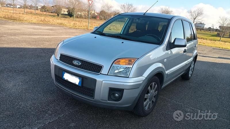 Usata Ford Fusion 80 CV (58 kW) 2010 Grigio Berlina