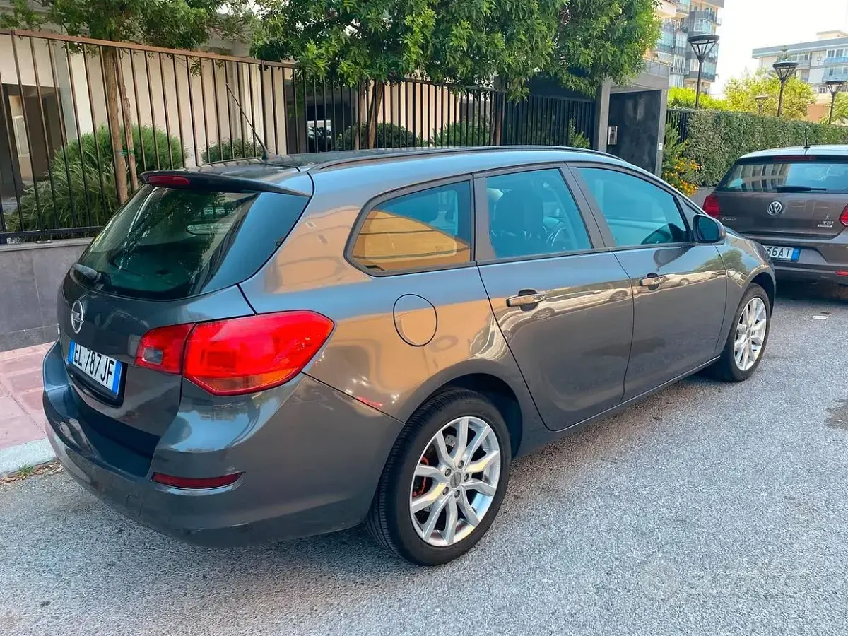 Usata Opel Astra 110 CV (80 kW) 2012 Station wagon