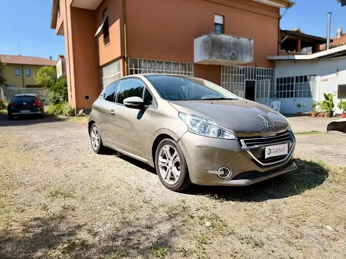 Usata Peugeot 208 Active 95 CV (69 kW) 2012 Beige Utilitaria