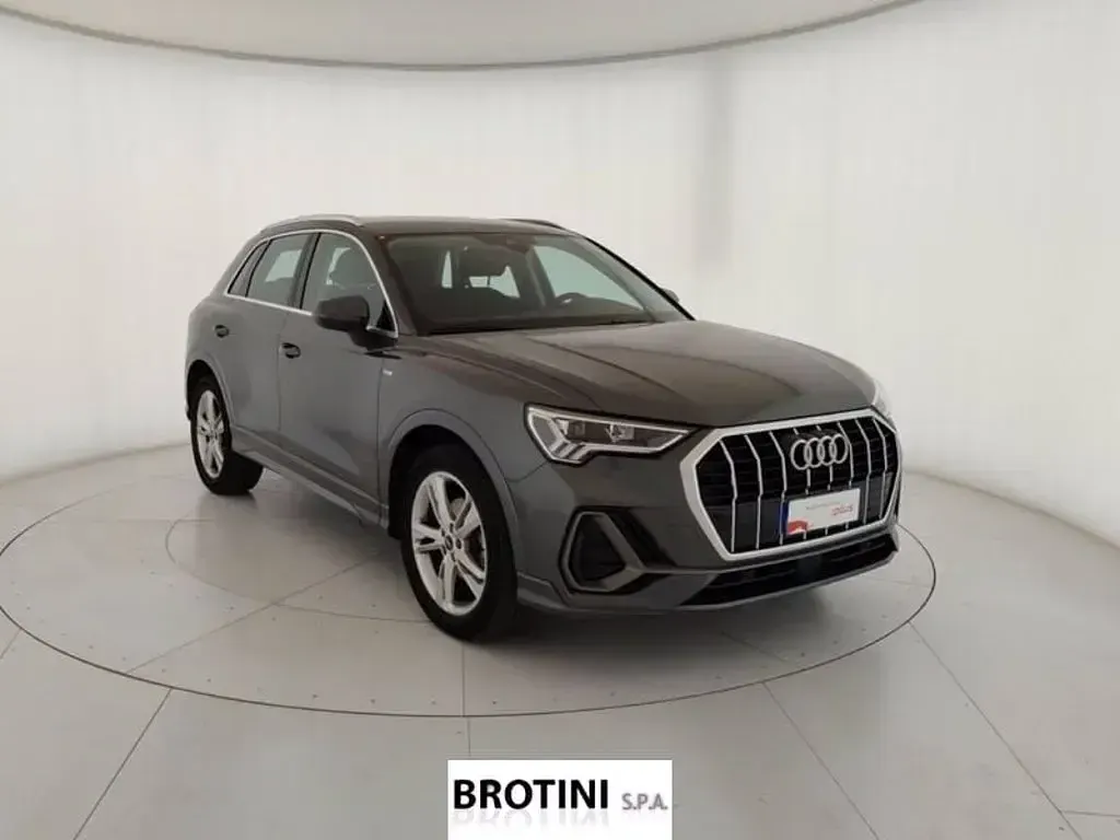 Usata Audi Q3 S-Line 150 CV (110 kW) 2023 Grigio metallizzato SUV