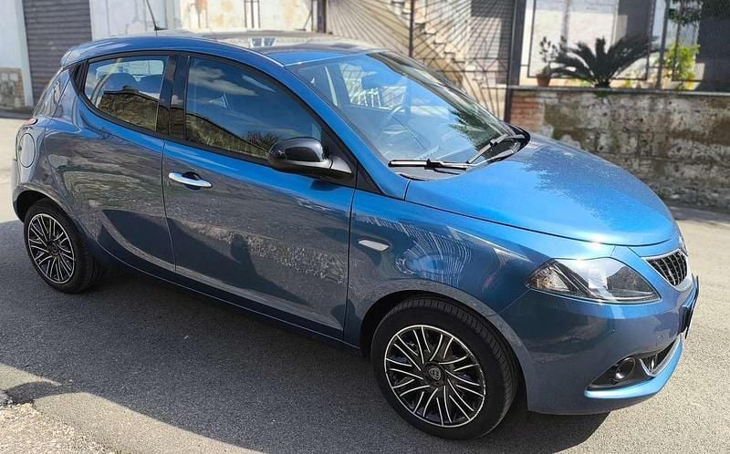 Usata Lancia Ypsilon Gold 69 CV (50 kW) 2022 Blu/azzurro Utilitaria