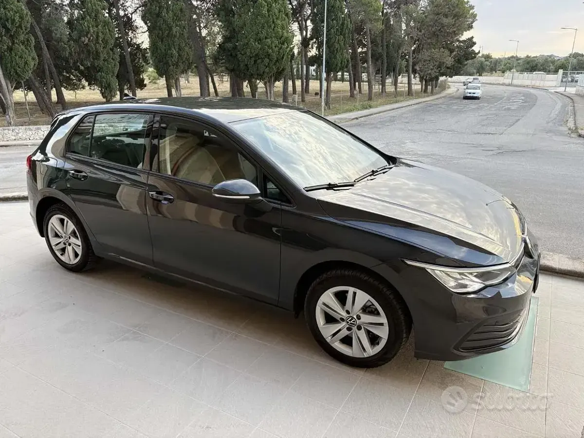 Usata VW Golf VIII Life 150 CV (110 kW) 2022 Grigio Berlina