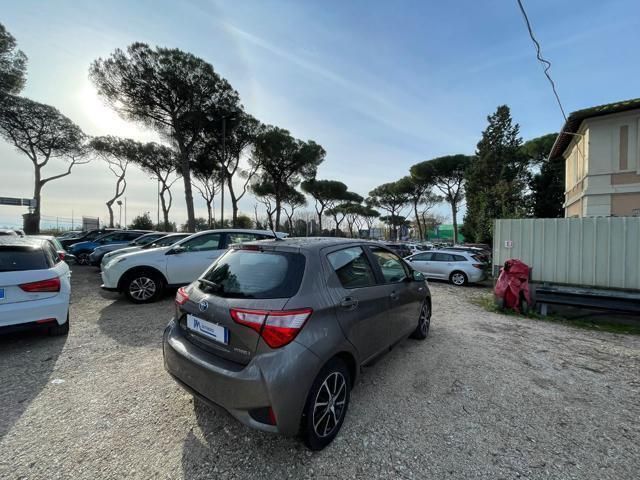Grigio Usata 2018 Toyota Yaris Hybrid Active Tre volumi | 14.800 € (Molto cara) - Immagine 1/4