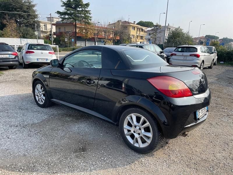 Usata Opel Tigra Sport 69 CV (50 kW) 2007 Nero Cabrio