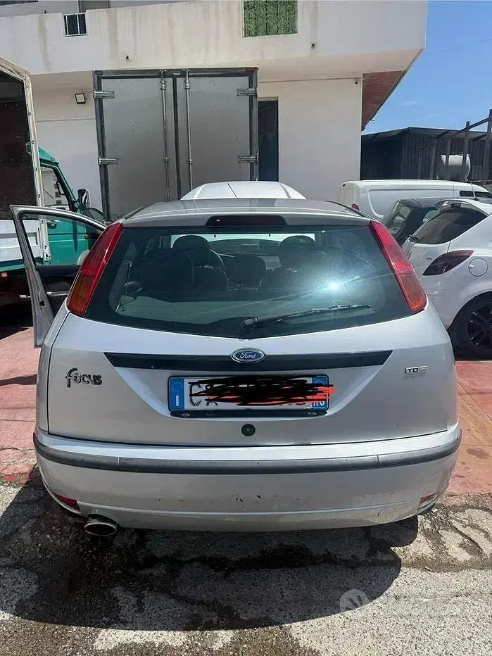 Usata Ford Focus 100 CV (73 kW) 2002 Grigio Utilitaria