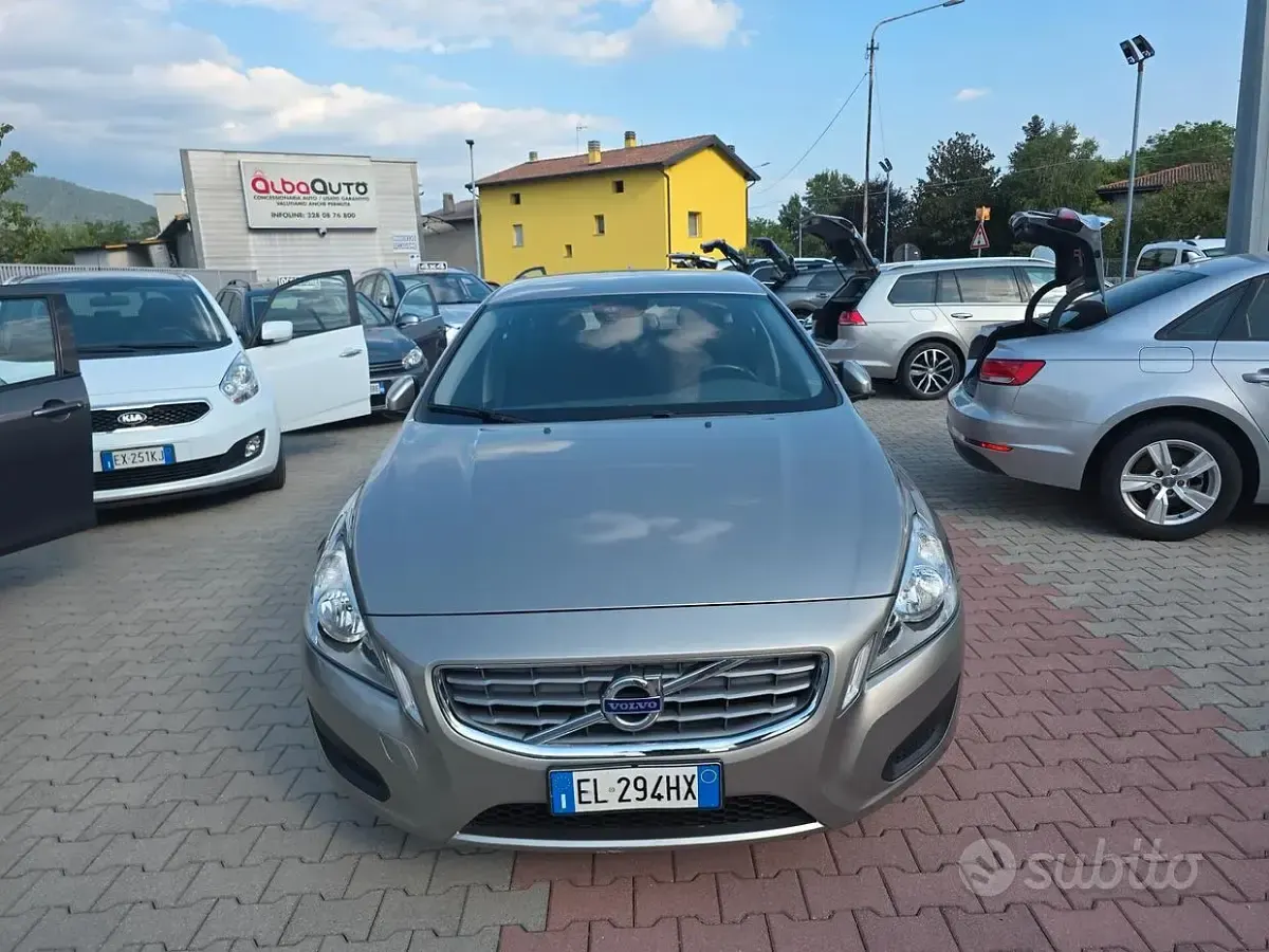 Usata Volvo V60 115 CV (84 kW) 2012 Giallo Station wagon
