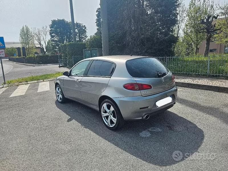 Usata Alfa Romeo 147 120 CV (88 kW) 2006 Grigio Utilitaria