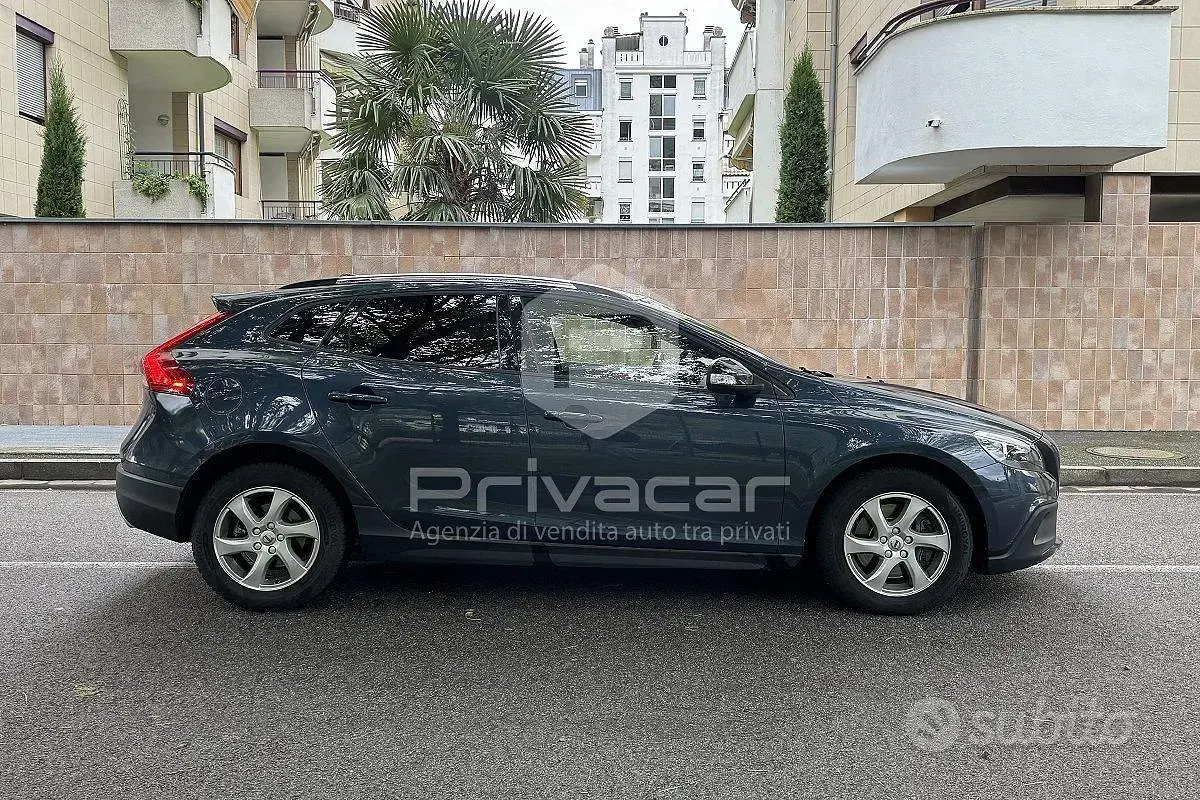 Usata Volvo V40 Plus 152 CV (111 kW) 2018 Nero Utilitaria
