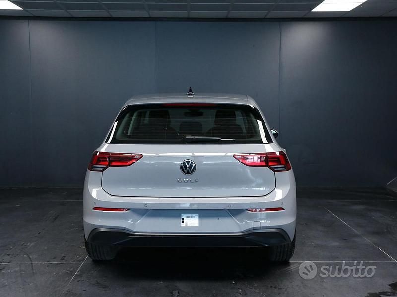 Usata VW Golf VIII Life 116 CV (85 kW) 2024 Grigio Berlina