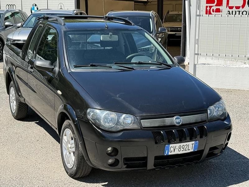Usado Fiat Strada 84 HP (61 kW) 2007 Preto Pickup