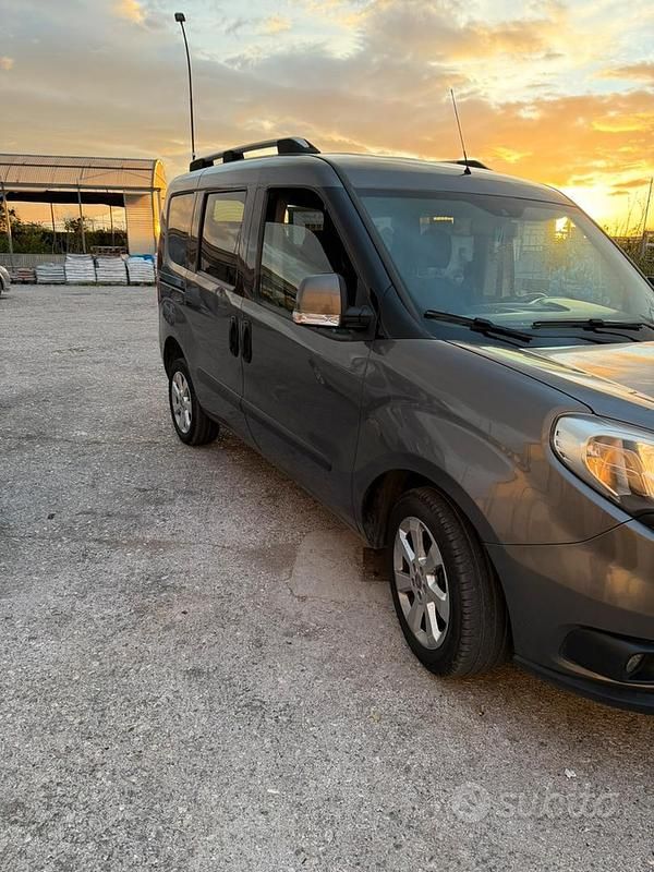 Usata Fiat Doblò 105 CV (77 kW) 2015 Grigio Monovolume