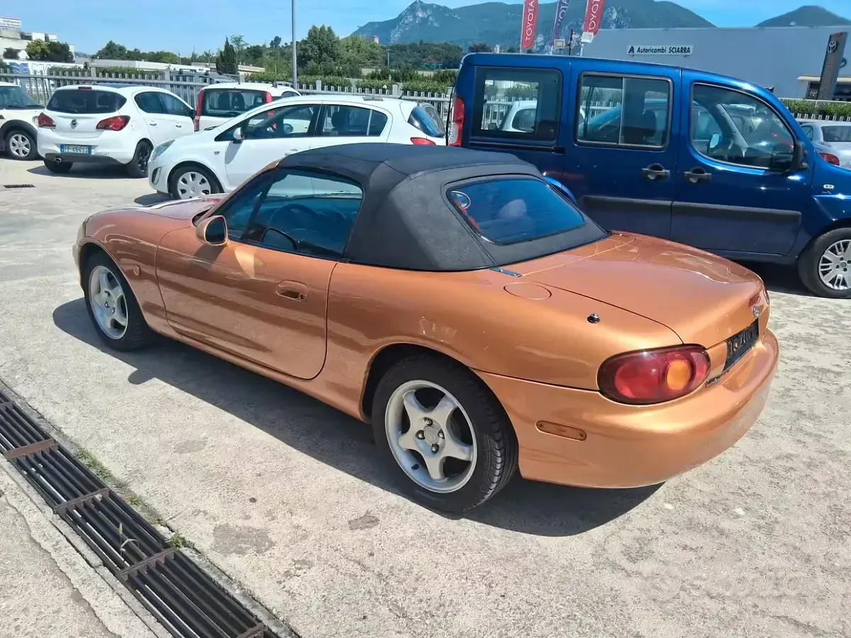 Usata Mazda MX5 131 CV (96 kW) 1997 Arancione Cabrio