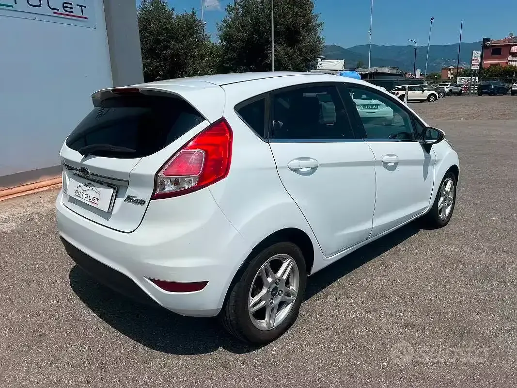 Usata Ford Fiesta Titanium 75 CV (55 kW) 2014 Bianco Utilitaria