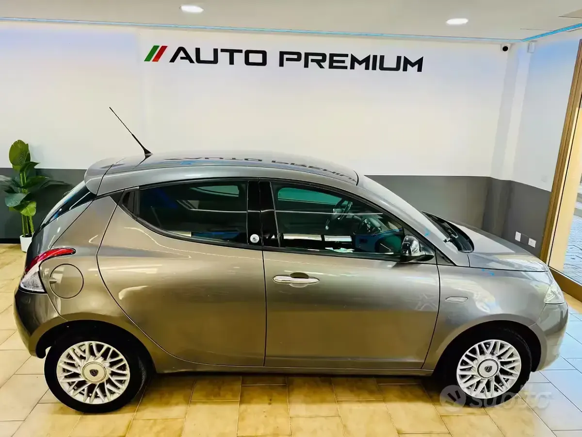 Usata Lancia Ypsilon 69 CV (50 kW) 2015 Grigio Utilitaria