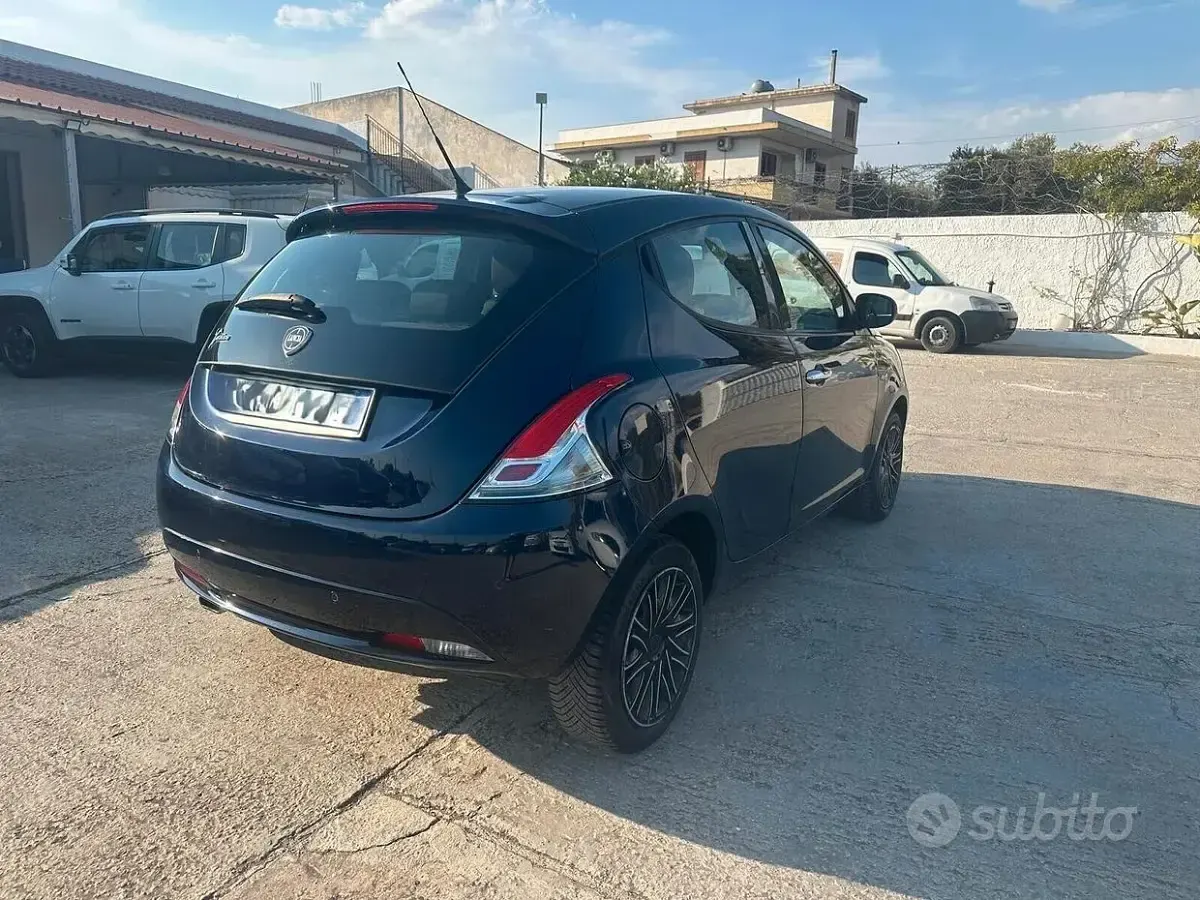 Usata Lancia Ypsilon Gold 69 CV (50 kW) 2018 Bluazzurro Utilitaria