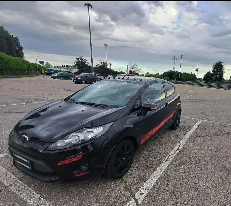 Usata Ford Fiesta Titanium 82 CV (60 kW) 2011 Nero Berlina