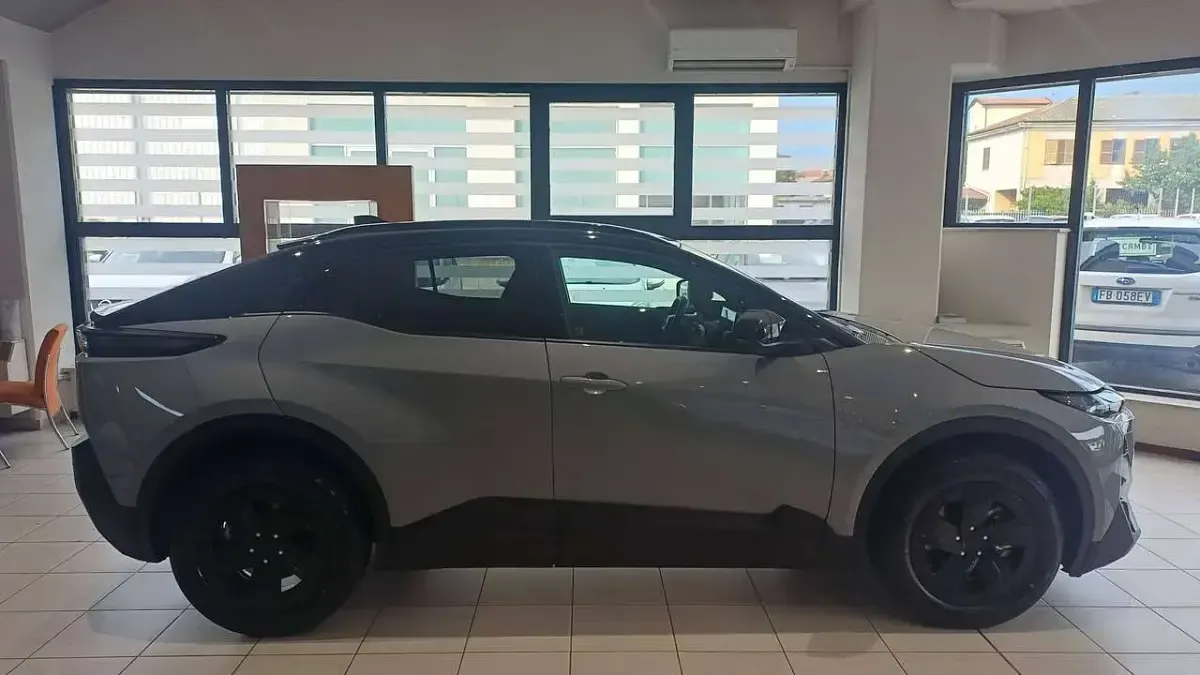Nuova Subaru Uncharted 164 kW (224 CV) 2026 Grigio con tettino nero SUV