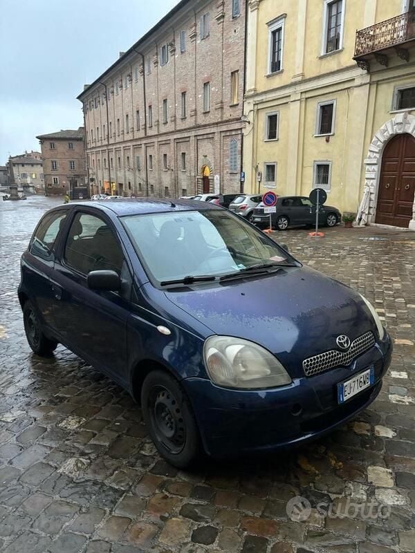 Usata Toyota Yaris 2001 Blu
