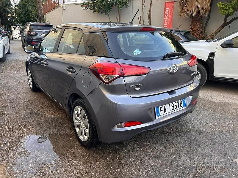 Usata Hyundai i20 Comfort 75 CV (55 kW) 2015 Grigio Berlina