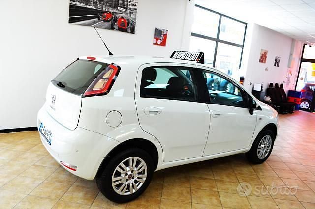 Usata Fiat Punto Lounge 77 CV (56 kW) 2014 Bianco Utilitaria