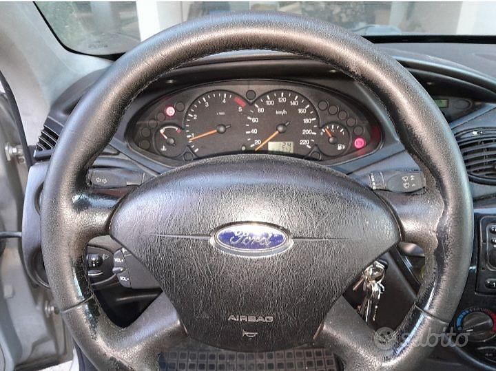 Begagnad Ford Focus Ghia 116 HK (85 kW) 2003 Grå Sedan