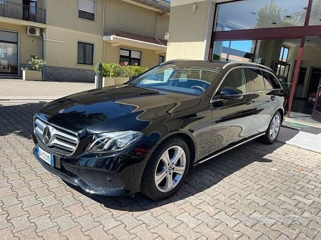 Usata Mercedes E220 Premium Plus 194 CV (142 kW) 2017 Nero Station wagon