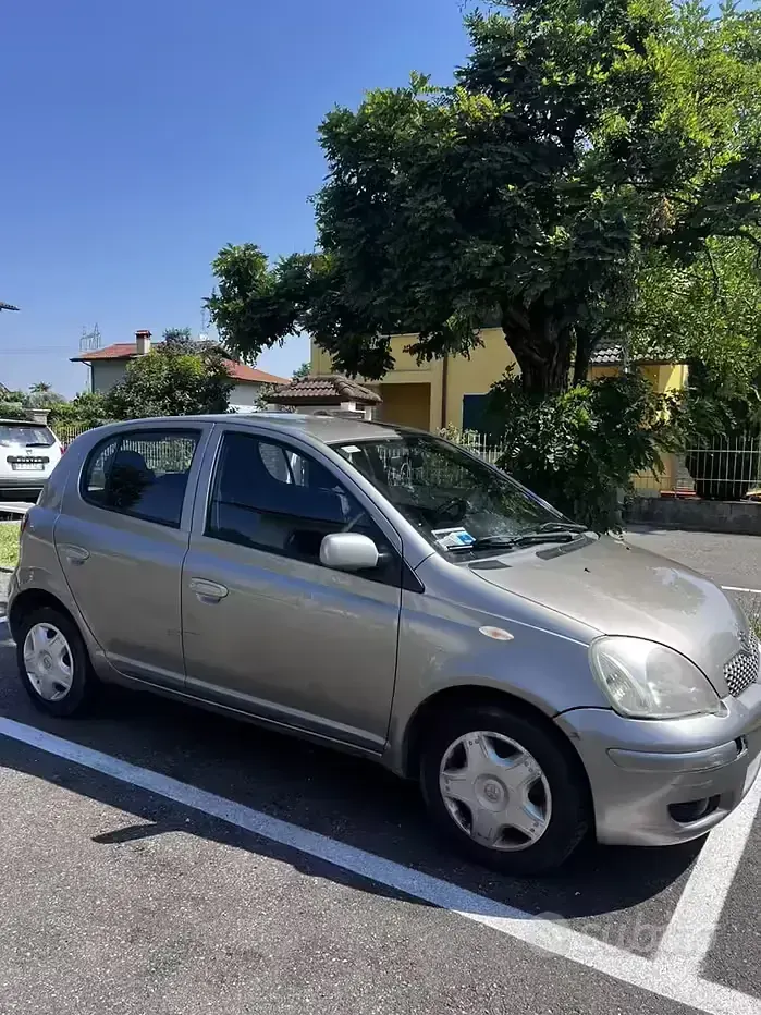 Usata Toyota Yaris 65 CV (47 kW) 2005 Grigio Berlina