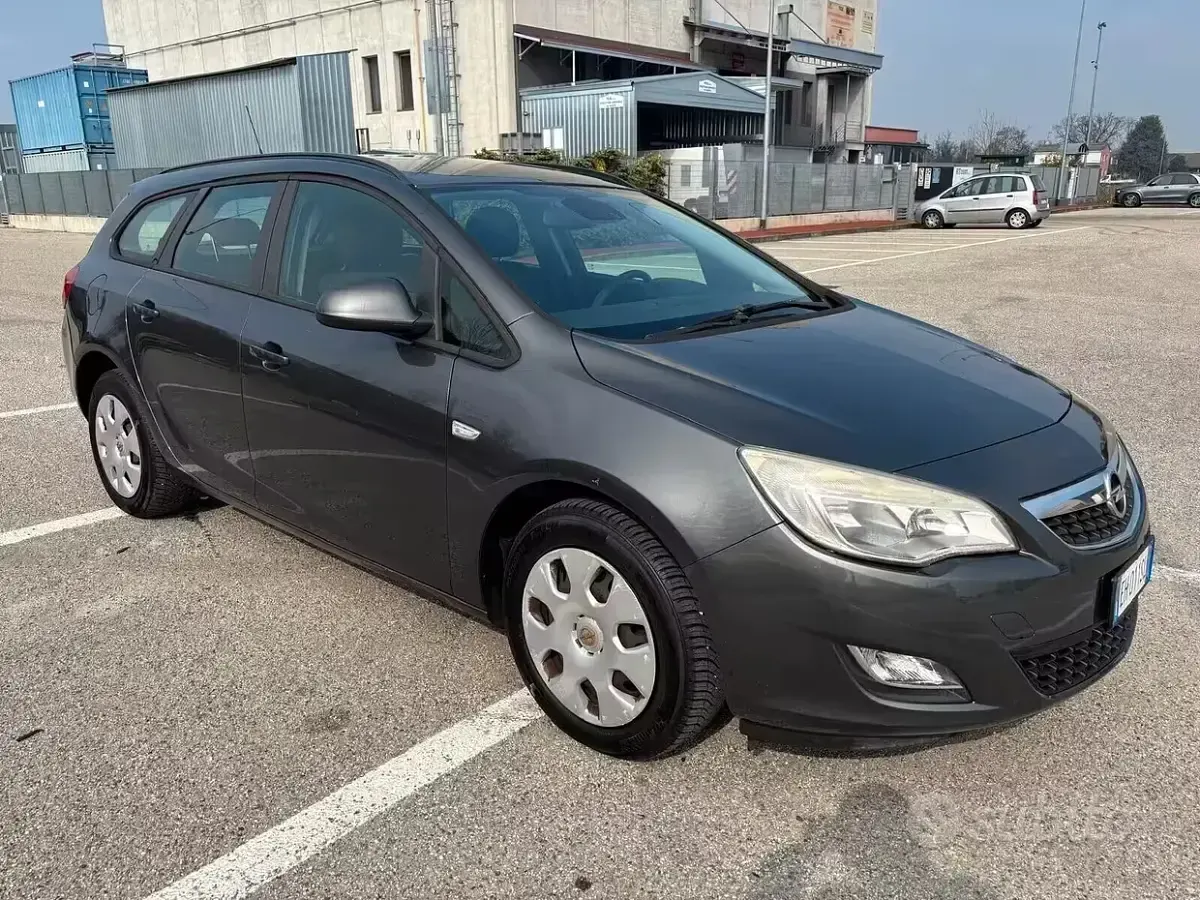 Usata Opel Astra Cosmo 101 CV (74 kW) 2011 Grigio Station wagon