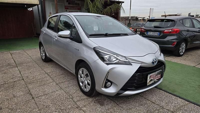 Usata Toyota Yaris Hybrid Active 73 CV (53 kW) 2019 Argento Berlina
