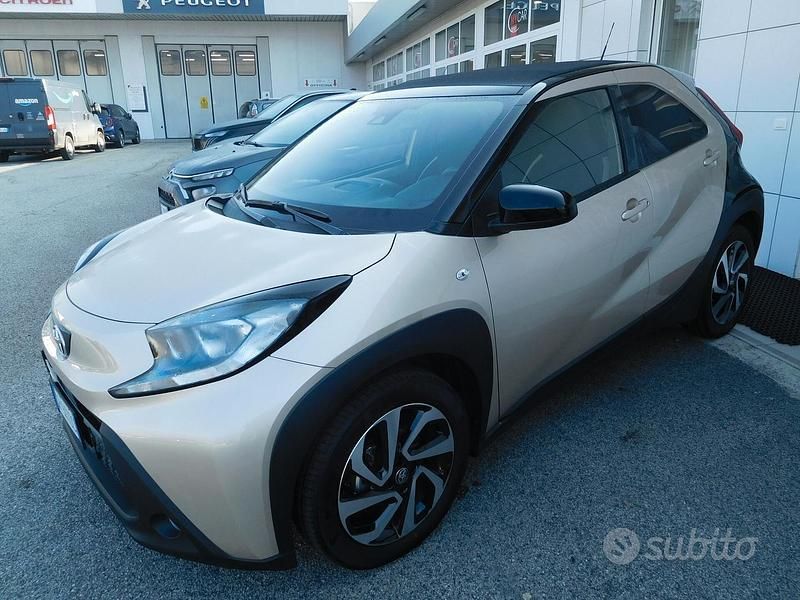 Usata Toyota Aygo X Trend 72 CV (52 kW) 2023 Beige SUV