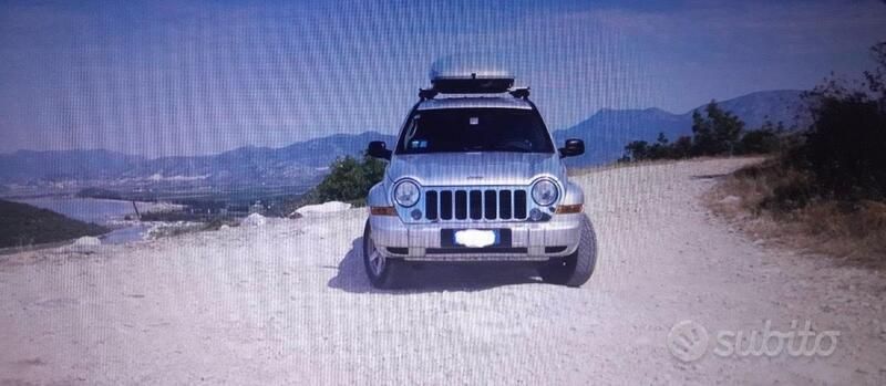 Grigio Usata 2007 Jeep Cherokee SUV | 5000 € - Immagine 1/4