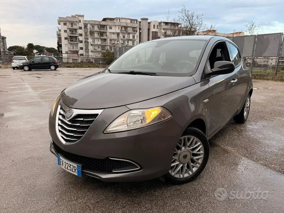 Usata Lancia Ypsilon 95 CV (69 kW) 2015 Grigio Utilitaria