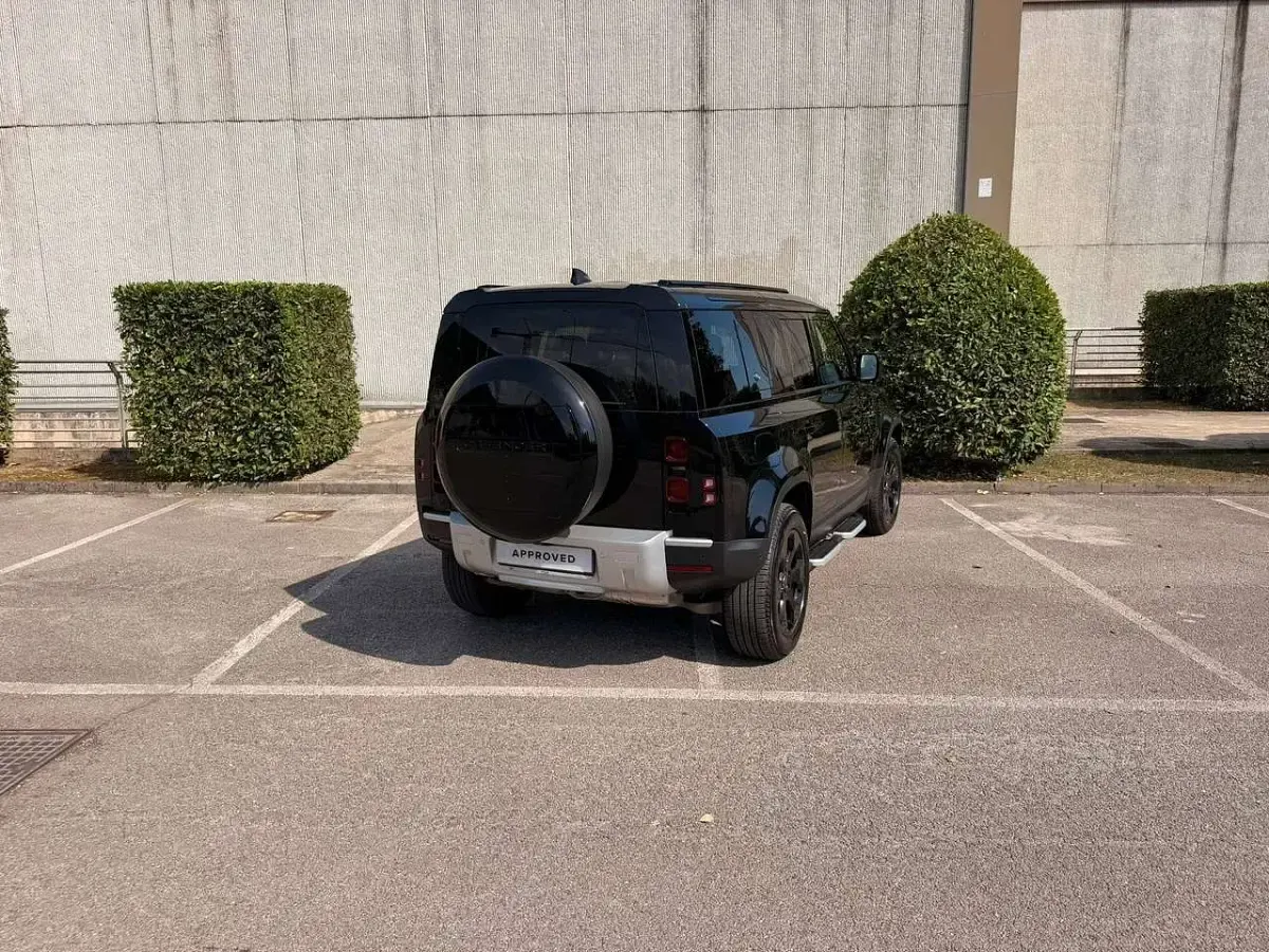 Usata Land Rover Defender SE 200 CV (147 kW) 2024 Santorini black SUV