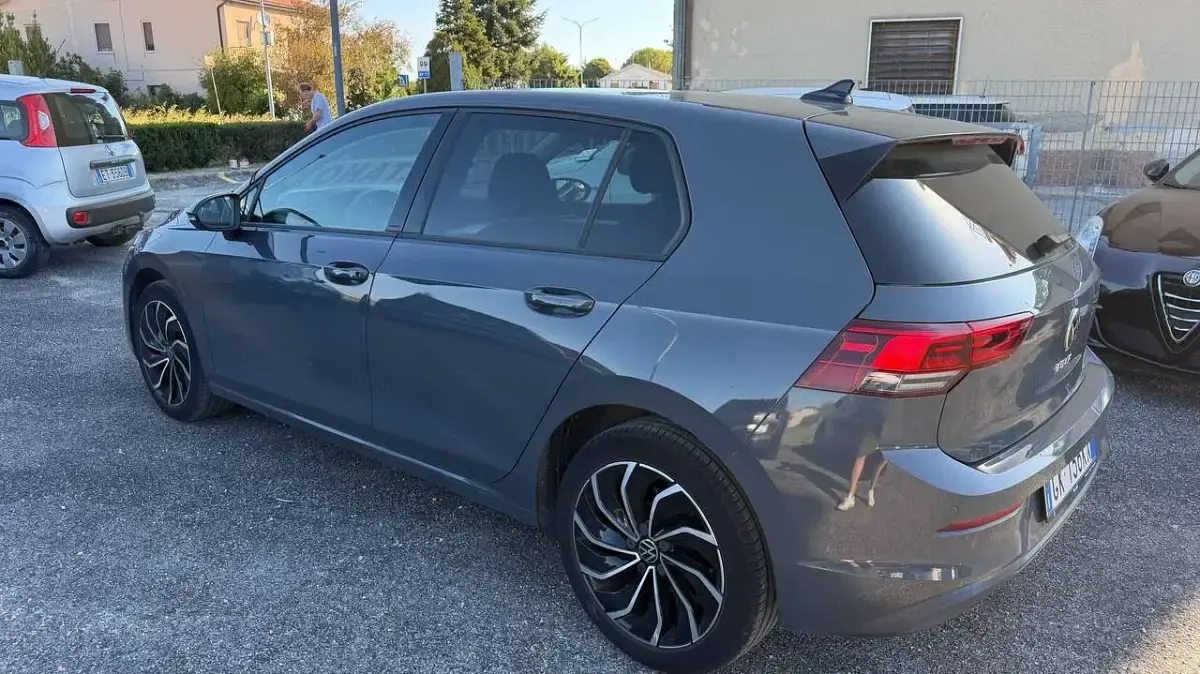Usata VW Golf VIII Life 131 CV (96 kW) 2022 Dolphin grey met. Berlina