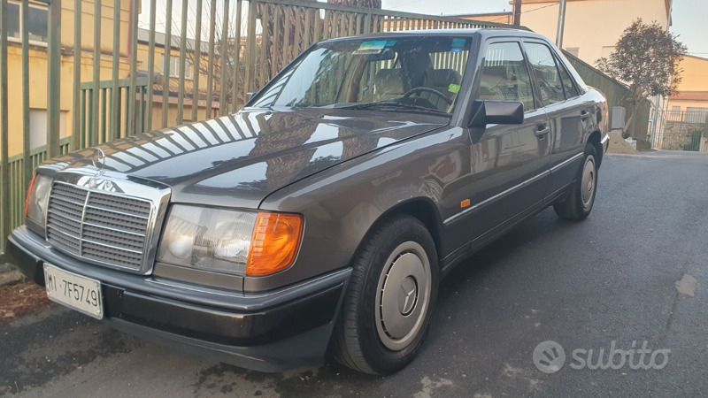 Usata Mercedes E200 122 CV (89 kW) 1987 Grigio Berlina