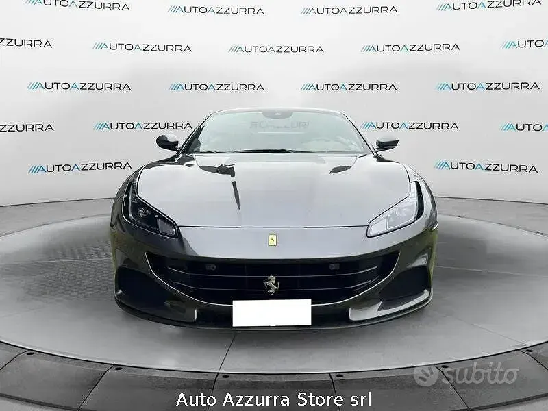 Usata Ferrari Portofino 620 CV (456 kW) 2022 Grigio silverstone Cabrio