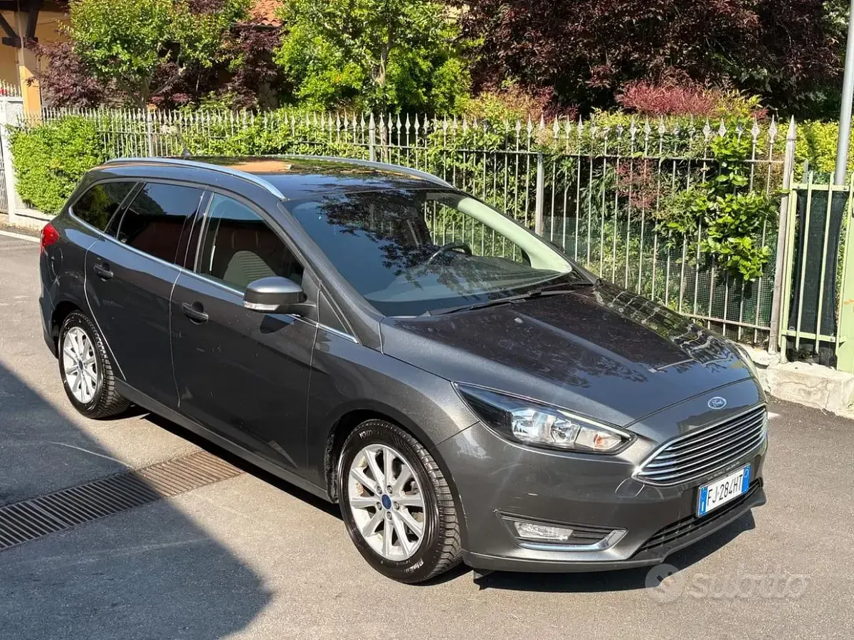 Usata Ford Focus Titanium 125 CV (91 kW) 2017 Grigio Station wagon