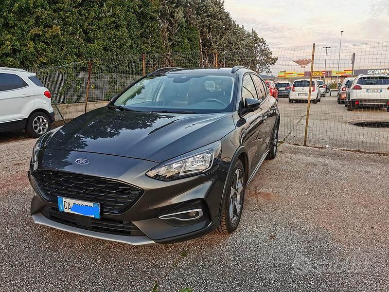 Grigio Usata 2020 Ford Focus Tre volumi | 14.900 € (Molto cara) - Immagine 1/4