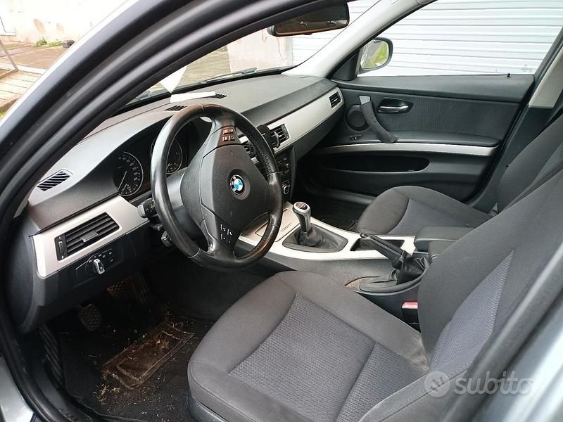 Usata BMW 318 143 CV (105 kW) 2010 Grigio Station wagon