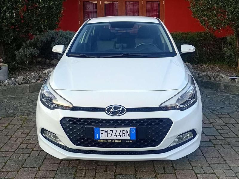 Bianco Usata 2017 Hyundai i20 Due volumi | 8500 € (Buon prezzo) - Immagine 1/4