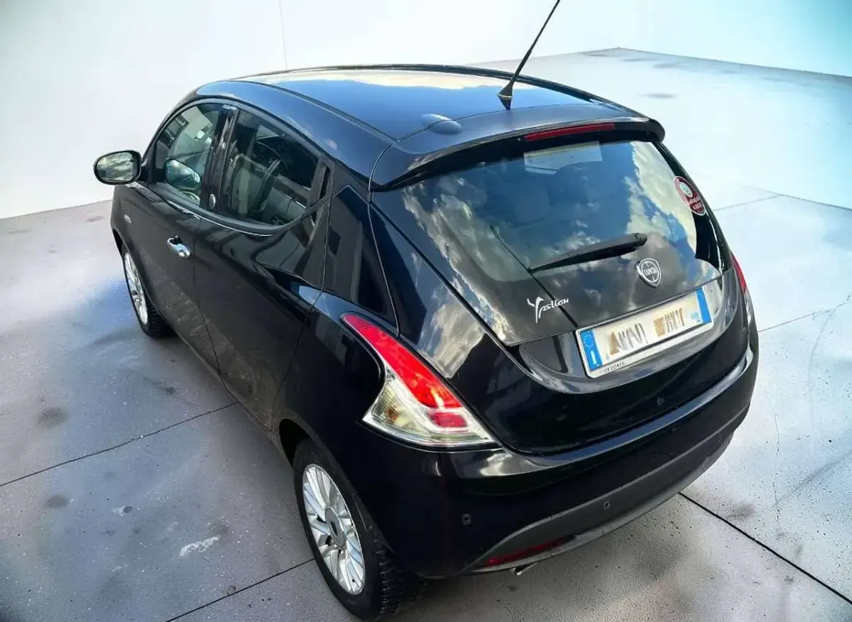 Usata Lancia Ypsilon Gold 69 CV (50 kW) 2015 Nero Utilitaria