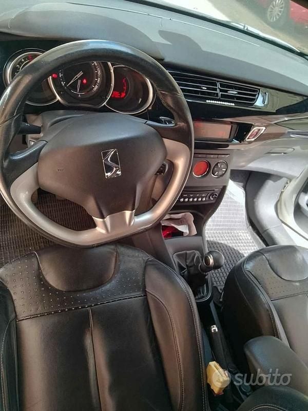 Bianco Usata 2011 DS Automobiles DS3 SUV | 4000 € (Super prezzo) - Immagine 1/4
