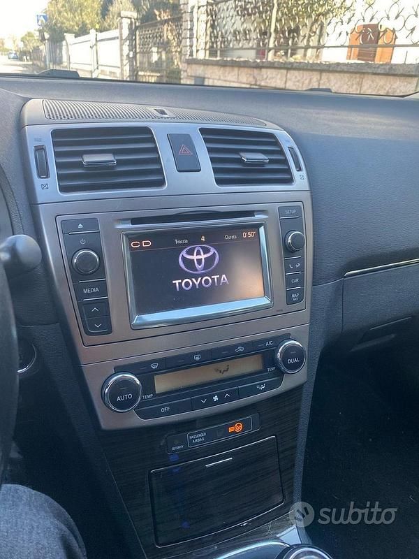 Second-hand Toyota Avensis 124 CP (91 kW) 2013 Negru Break