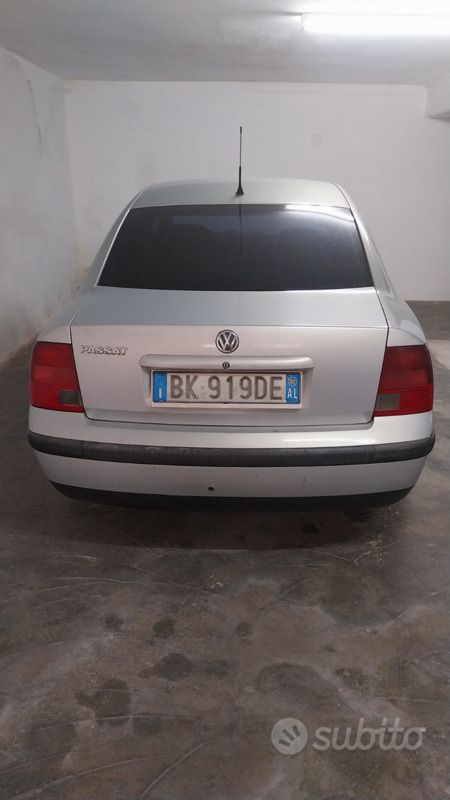 Usata VW Passat 75 CV (55 kW) 2000 Grigio Berlina